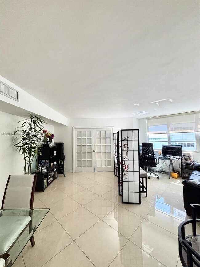 Building Photo - 801 Brickell Bay Dr