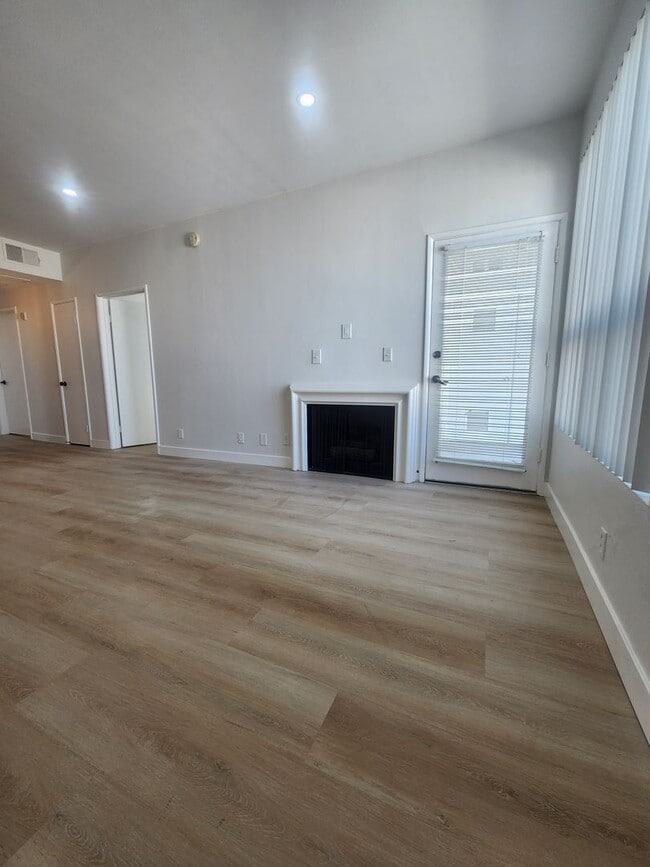 Building Photo - 14515 Dickens St