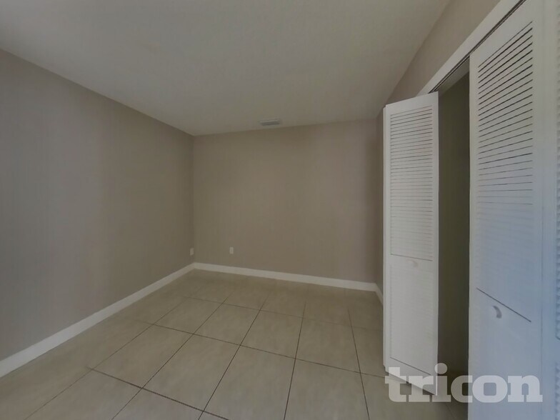 Building Photo - 1620 Spinning Wheel Dr