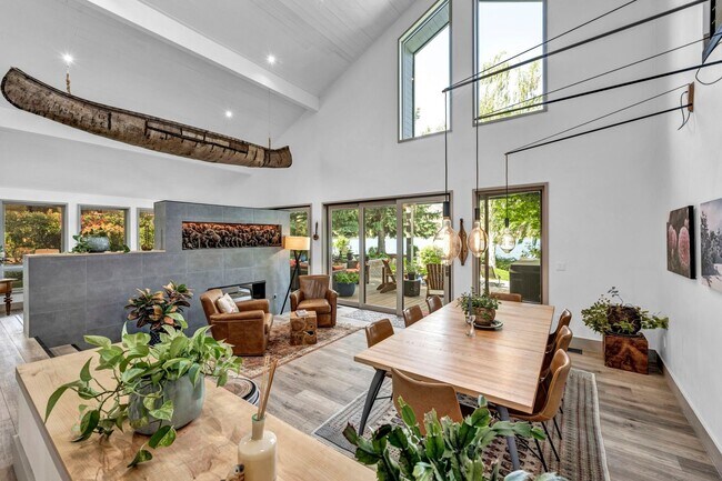 Building Photo - LAKEFRONT LUXURY ON LAKE STANLEY | FULLY FURNISHED + UTILITIES INCLUDED IN GUARDED LAKERIDGE SHORES