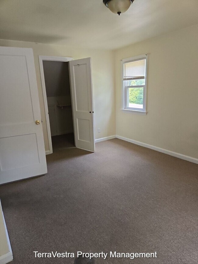 Building Photo - Now Showing for 2026-2027 School Year Glassboro 4 Bed 2.5 Bath