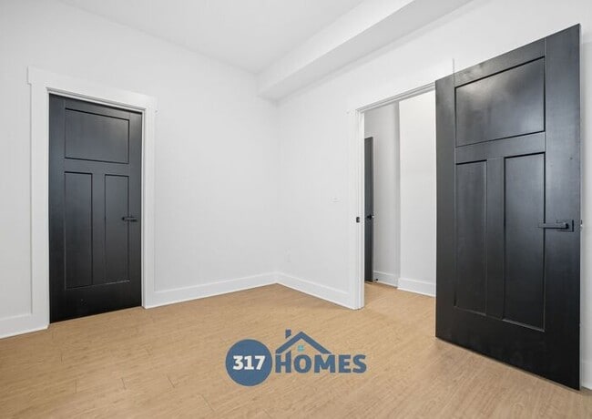 Building Photo - Modern 3 Bedroom Townhome with Skyline Views in Holy Cross