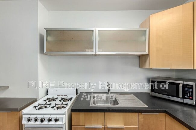 Building Photo - 912 E Montebello Ave