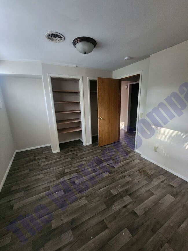 Building Photo - 4 Bedroom 2 bath House Available August 1st!