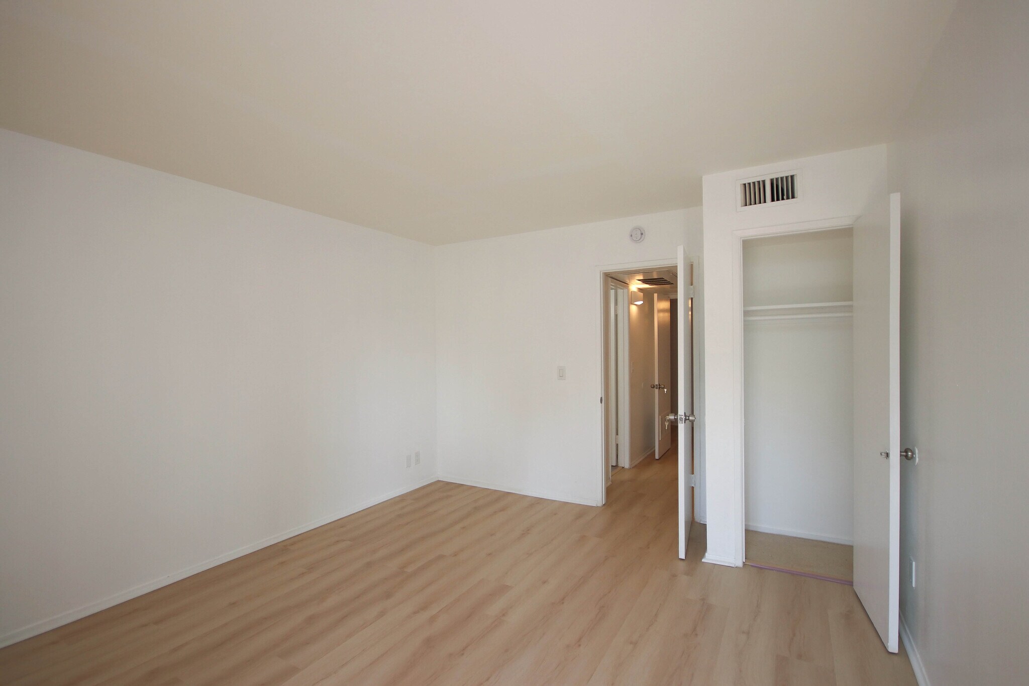 Building Photo - 1127 E Del Mar Blvd