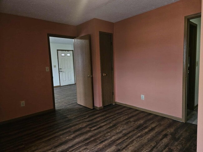 Building Photo - 115 Holly Dr