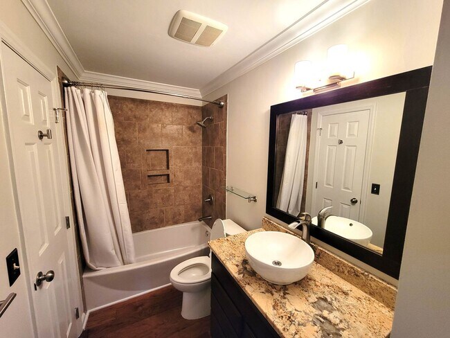 Building Photo - 2 Bedroom Condo in Heart of SouthPark!! 50% off the first month with a 13 month lease!