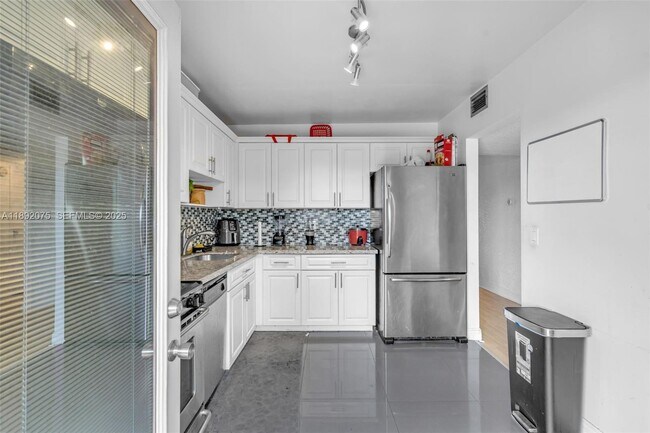 Building Photo - 6100 S Falls Cir Dr