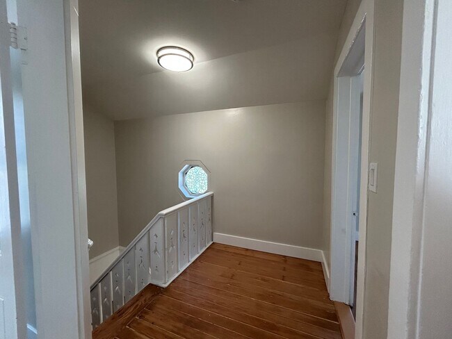 Building Photo - Rent Special! - Gorgeous 3 Bed + Bonus Roo...