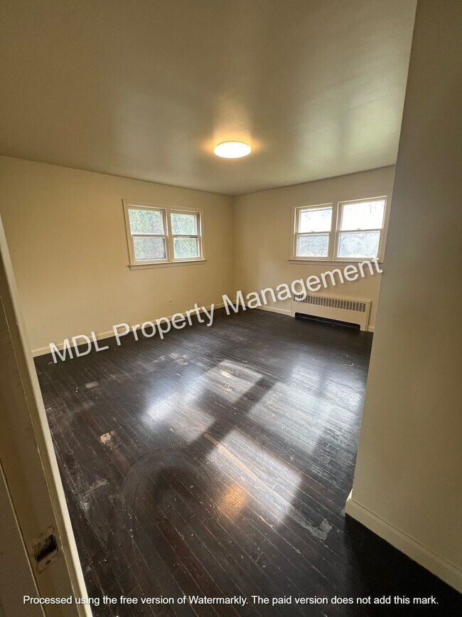 Building Photo - Available NOW! 3 bed 1 bath single family home!