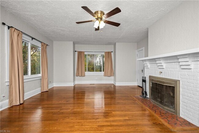 Building Photo - 3537 Buckingham St