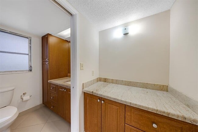 Building Photo - 2601 S Palm Aire Dr