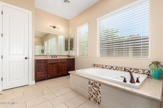 Building Photo - Gorgeous 5 bed 4.5 bath single level home in Scottsdale