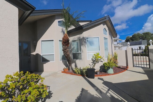 Building Photo - 3 bed/ 2 bath house in University city! Pool/ yard w 2 car garage! Remodeled kitchen and updated ...