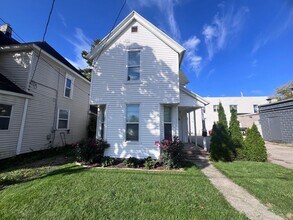 Building Photo - 3 bedroom home with main floor laundry!