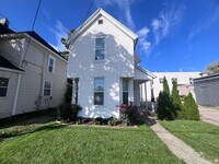 Building Photo - 3 bedroom home with main floor laundry!