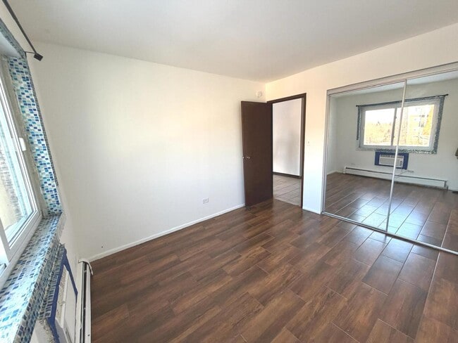 Building Photo - 256 Shorewood Dr