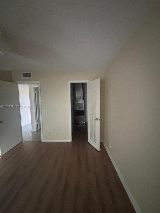 Building Photo - 36 Windsor B