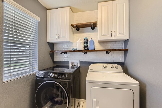 Building Photo - Beautiful 2 story 2,518 sq ft 4 bed 2.5 bath single family home