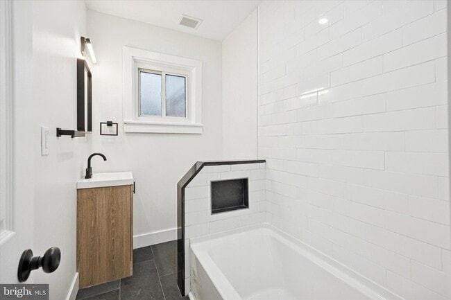 Building Photo - 407 N Broadway