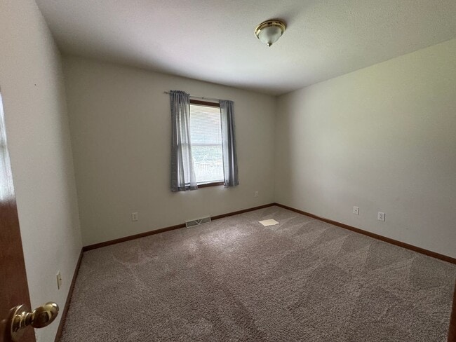 Building Photo - Beautiful, Well Maintained Condo!