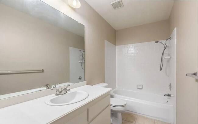Building Photo - Spacious Carlsbad Condo Walking distance t...