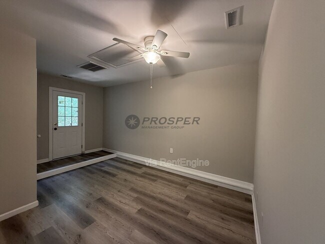 Building Photo - 1047 Oakcrest Dr