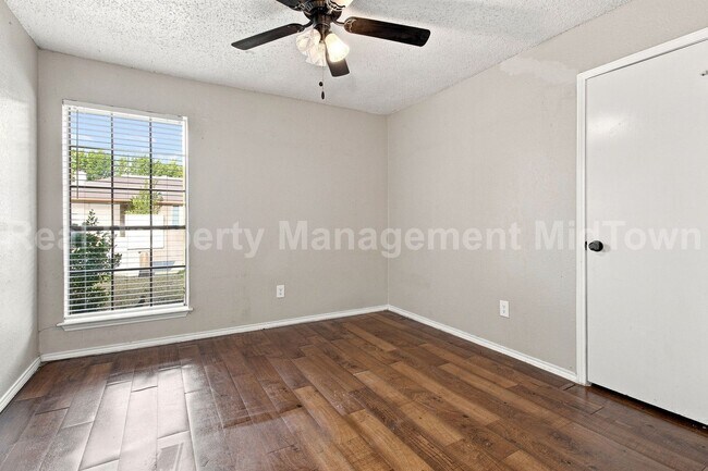 Building Photo - 2427 Indigo Ln