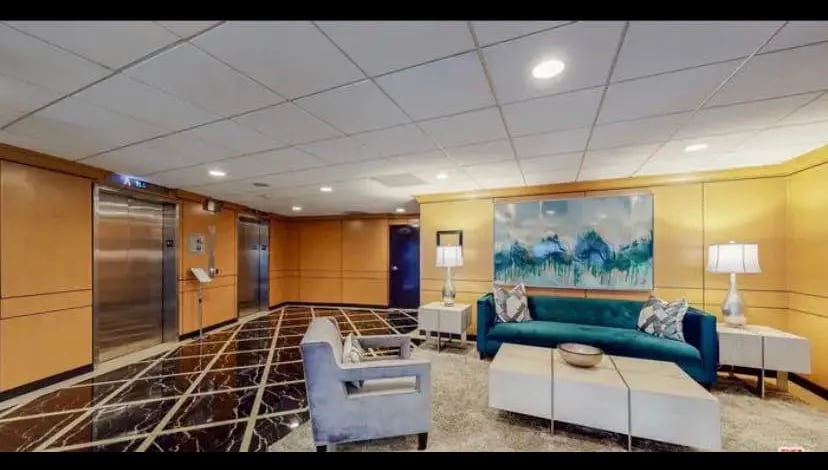 Building Photo - 100 S Doheny Dr