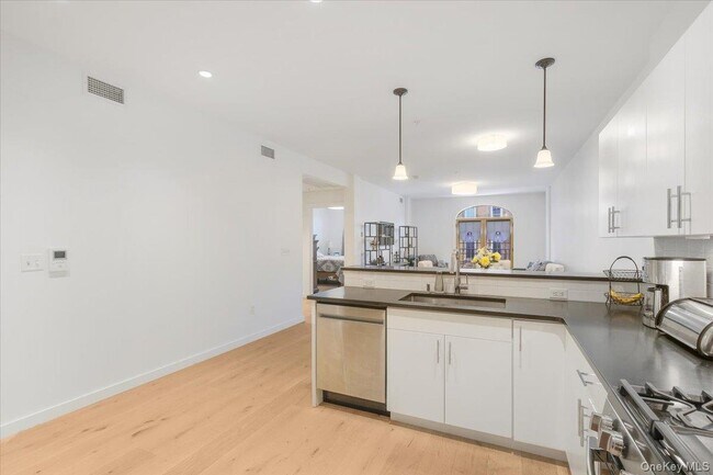 Building Photo - 249 Main St