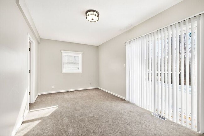 Building Photo - Beautiful Home surrounded by nature!