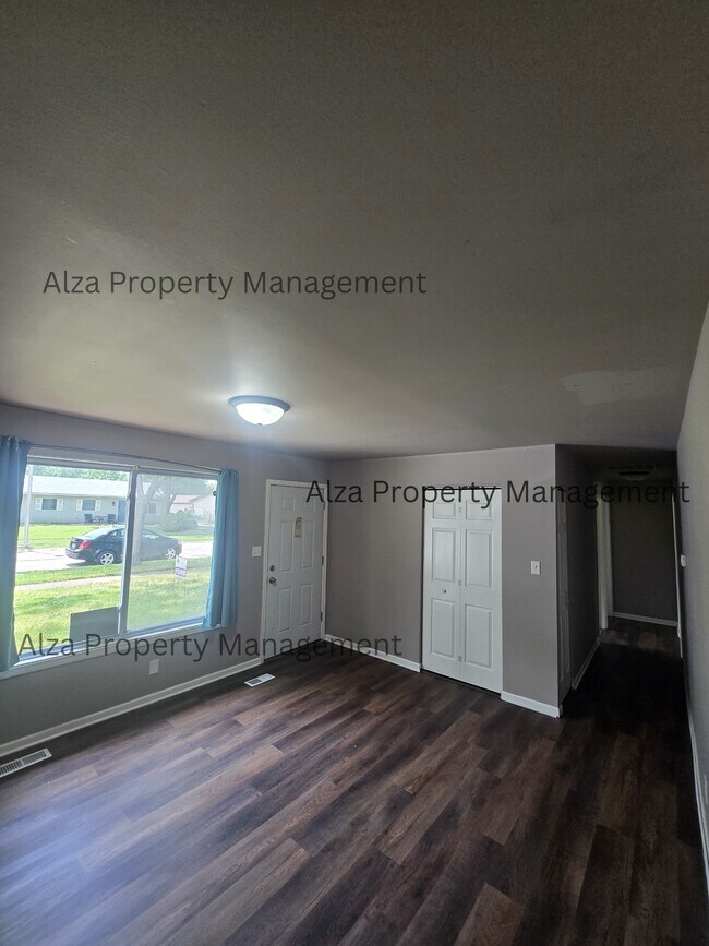 Building Photo - 828 Poplar Ln