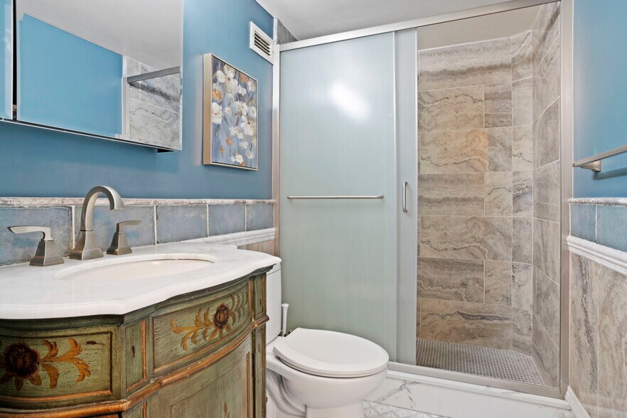 Building Photo - 3725 S Ocean Dr