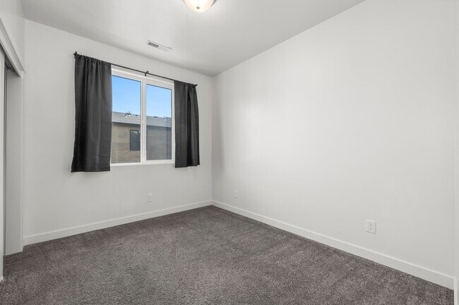 Building Photo - 407 Meadow Garden Rd