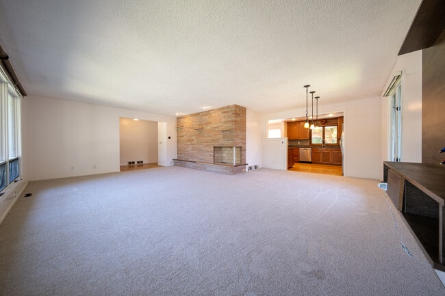 Building Photo - 6624 Southcrest Dr