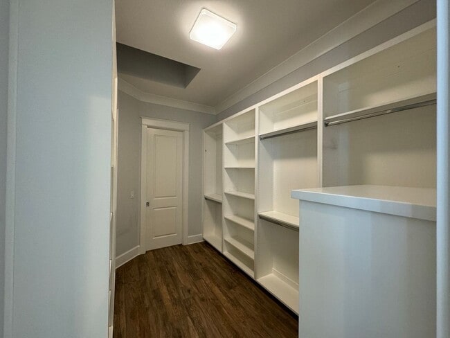 Building Photo - Grand Point East - 4 Bedroom, 3 Bathroom w...