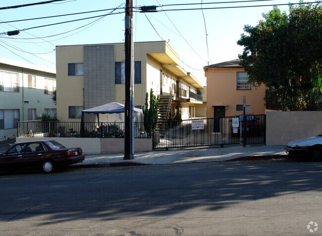 Building Photo - 821-825 Victor Ave