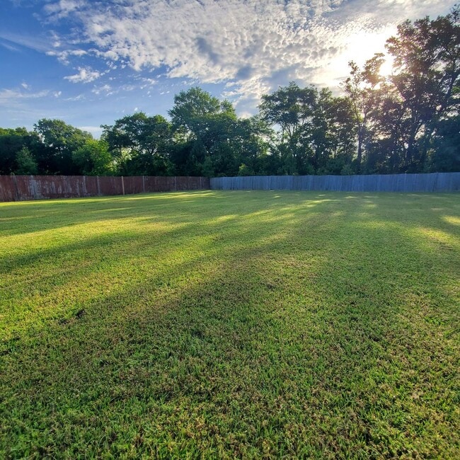 Building Photo - Tranquil Oasis: Spacious 4BR Home with Mod...