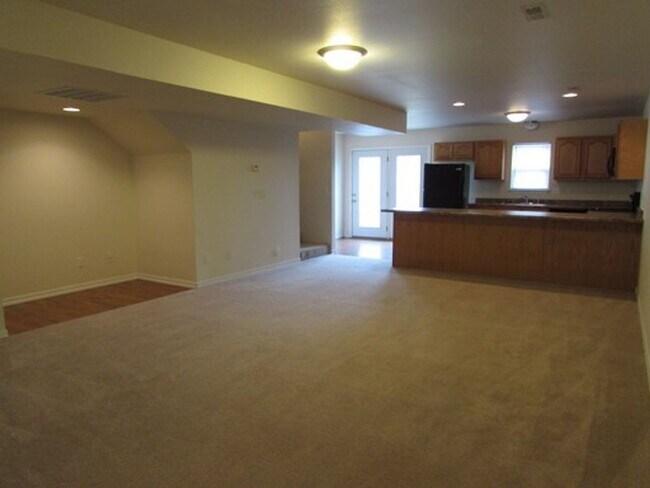 Building Photo - 6186-MF1-E1