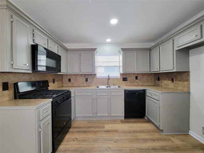 Building Photo - 3658 Villa Glen Dr