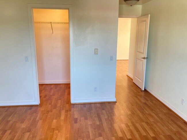 Building Photo - Luxury & Bright Top-floor in one of the sa...