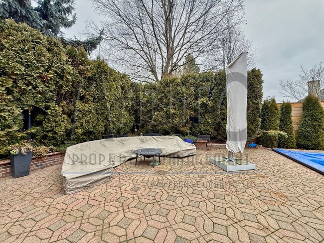 Building Photo - Elegant & Sprawling South Hill Home