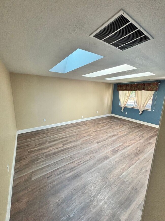 Building Photo - 10708 N Nelson Rd