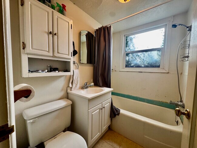 Building Photo - Frame House Duplex