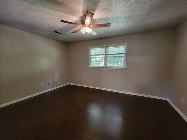 Building Photo - 2506 Windmere Dr NW