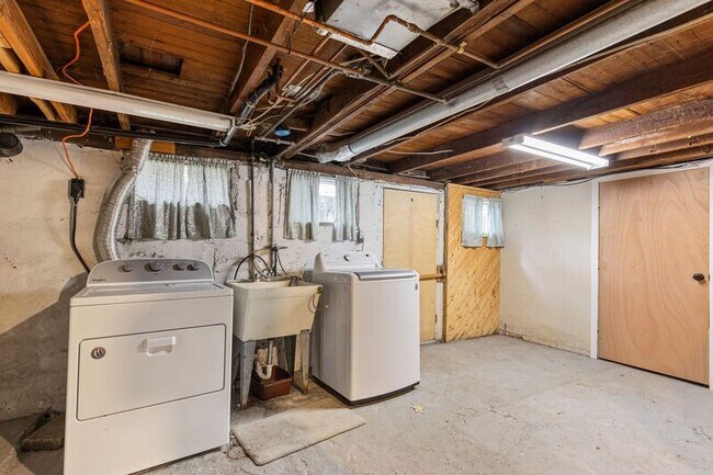 Building Photo - 3215 SE 53rd Ave