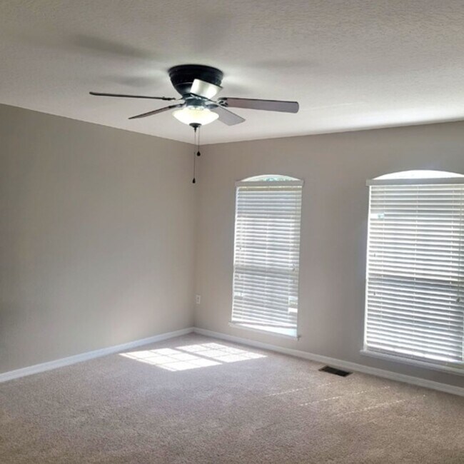 Building Photo - Well laid out 3 BDR /2.5 BTH Townhome with...