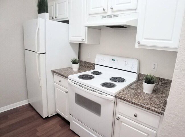 Building Photo - Beautiful 1/1 Pool View Condo x Rent @ Upt...