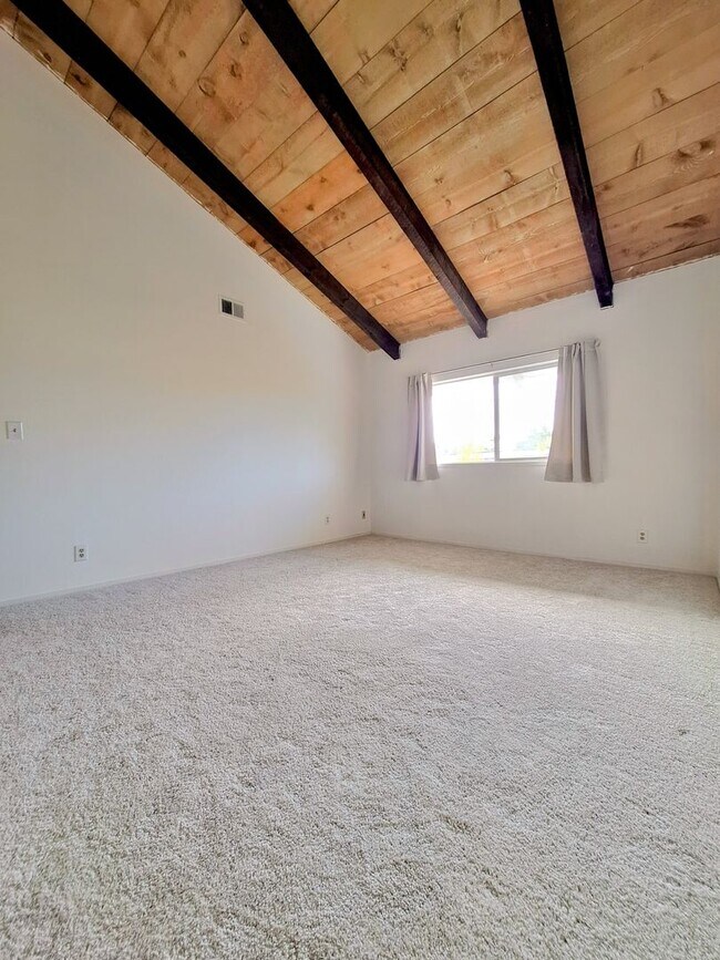 Building Photo - Spacious Second Floor 1bd Condo in Great P...