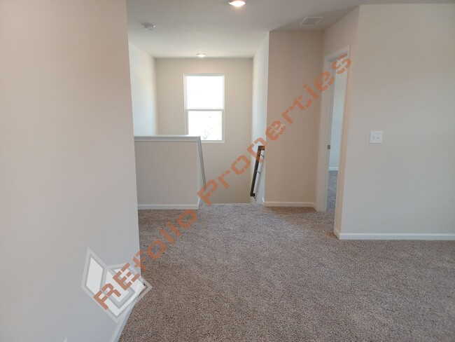 Building Photo - Bright and Airy! 5 Bedrooms 3 Bathrooms Ho...